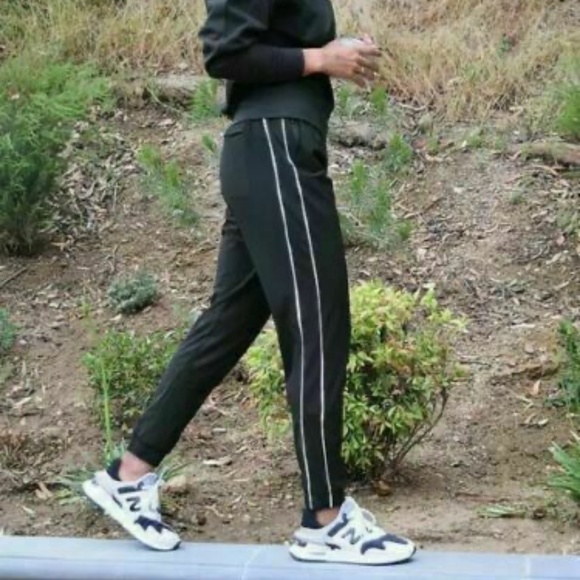 Athleta Pants - ATHLETA BLACK COLORBLOCKED BROOKLYN JOGGER SIZE 8